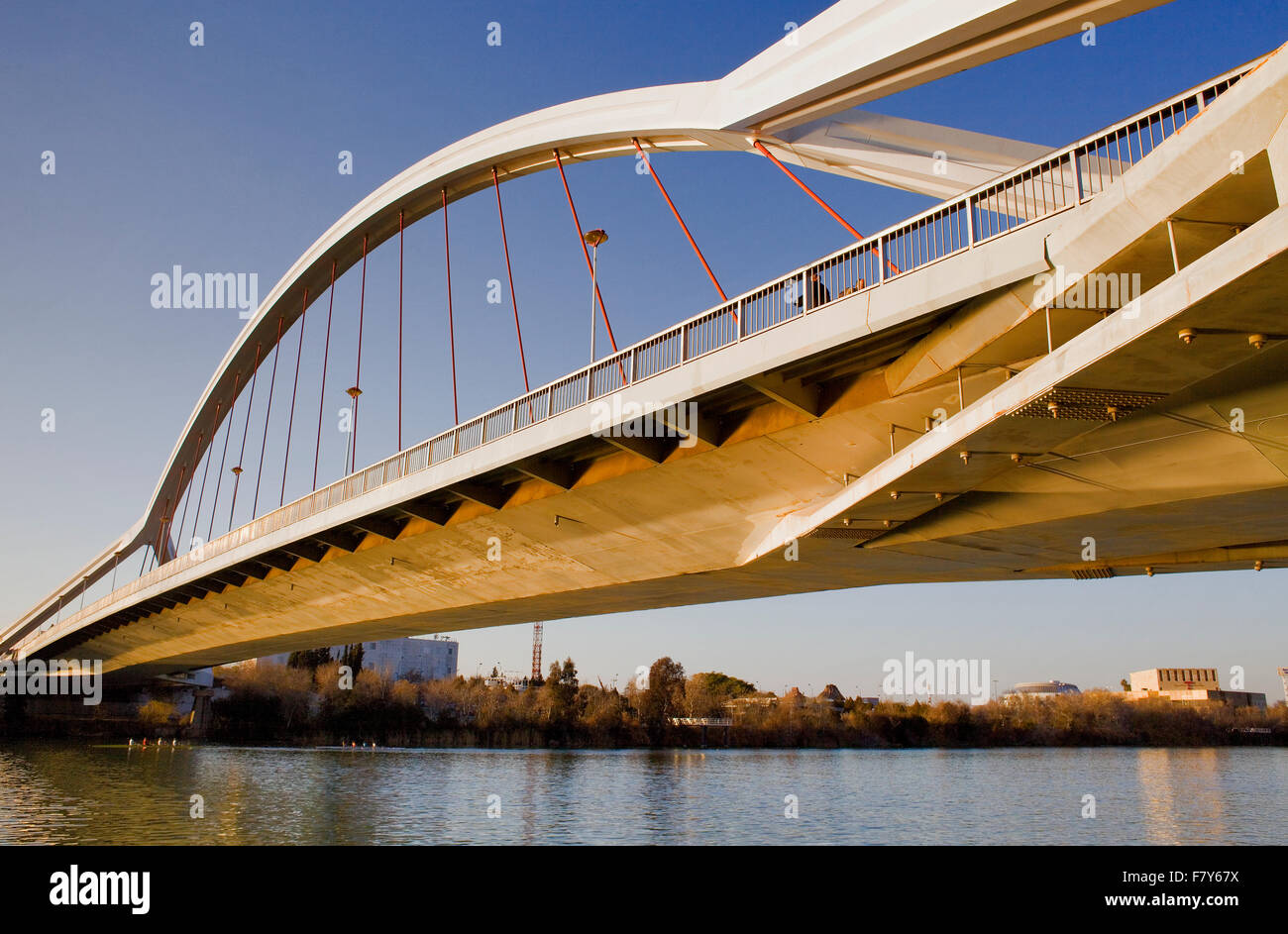Der Fluss Guadalquivir. Brücke von La Barqueta. Sevilla, Andalusien, Spanien. Stockfoto
