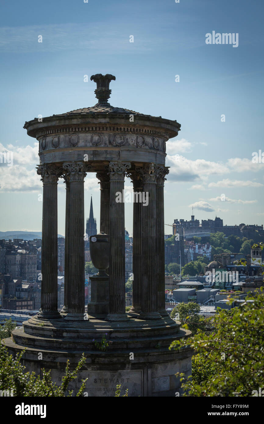 Dugald Stewart Monument, mit Blick über die Altstadt, Edinburgh, Schottland Stockfoto