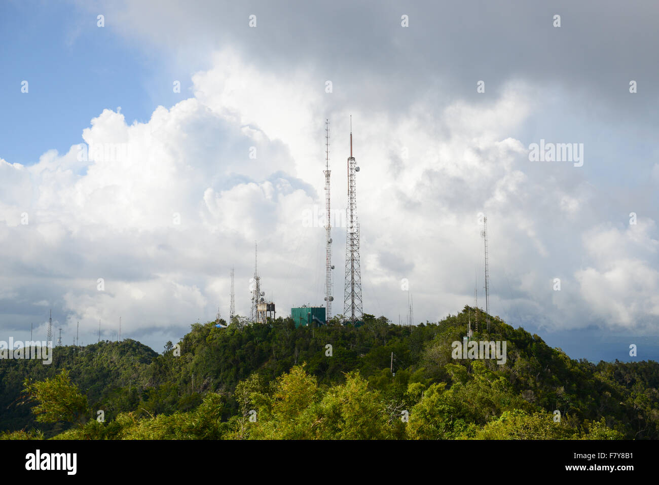 Blick auf Türmen der Kommunikation von der Torre de Piedra (Stein-Turm). Maricao, Puerto Rico. Karibik-Insel. Territorium der USA. Stockfoto