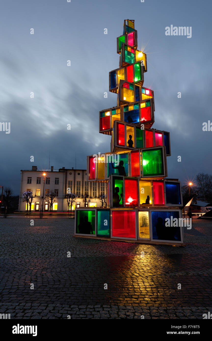 Rakvere, Estland. 3. Dezember 2015. Der Weihnachtsbaum, der alten Fenster, auf dem wichtigsten Platz von Rakvere gemacht. Von Studenten von der Berufsschule Rakvere gemacht. Andrus Kannel / Alamy Live News Stockfoto