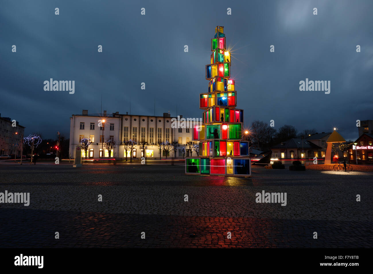 Rakvere, Estland. 3. Dezember 2015. Der Weihnachtsbaum, der alten Fenster, auf dem wichtigsten Platz von Rakvere gemacht. Von Studenten von der Berufsschule Rakvere gemacht. Andrus Kannel / Alamy Live News Stockfoto