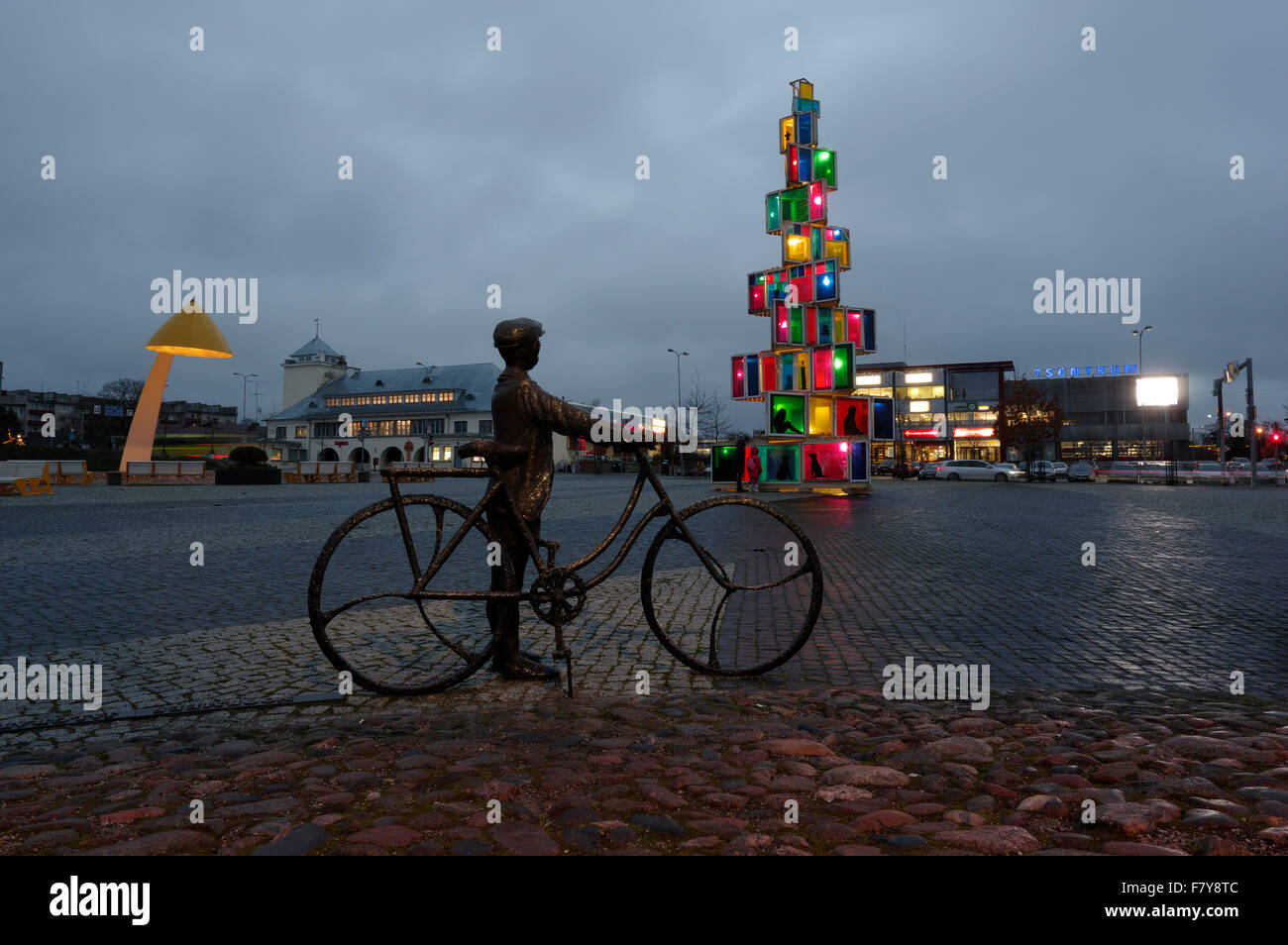 Rakvere, Estland. 3. Dezember 2015. Den wichtigsten Platz von Rakvere. im Hintergrund der Weihnachtsbaum gemacht von den alten Fenstern, von Studenten an der Berufsschule Rakvere gemacht. Im Vordergrund ist Skulptur berühmte estnische Komponist Arvo Pärt, gewidmet, verbrachte seine prägenden Jahre und begann seine musikalische Ausbildung in Rakvere. Andrus Kannel / Alamy Live News Stockfoto
