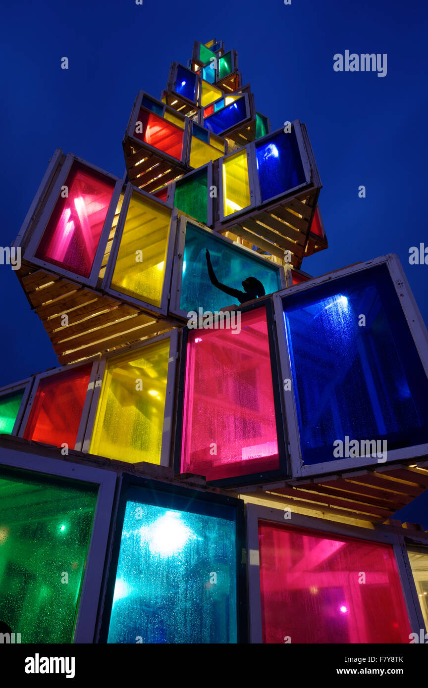 Rakvere, Estland. 3. Dezember 2015. Der Weihnachtsbaum, der alten Fenster, auf dem wichtigsten Platz von Rakvere gemacht. Von Studenten von der Berufsschule Rakvere gemacht. Andrus Kannel / Alamy Live News Stockfoto