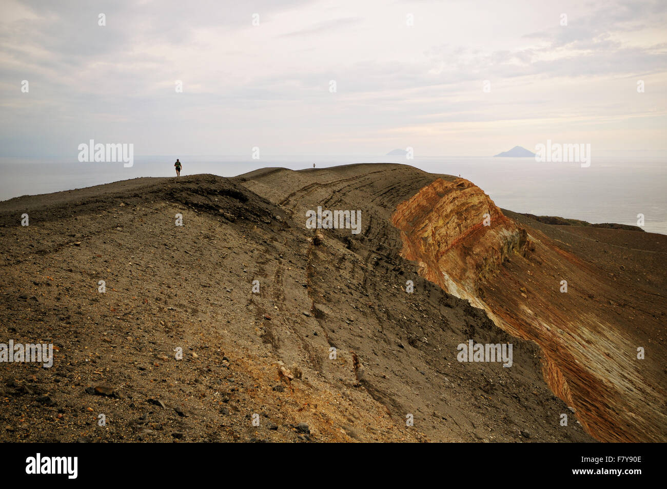 Wanderer zu Fuß auf dem Kamm des aktiven Krater (Gran Cratere) Vulcano, Äolischen Inseln, Sizilien, Italien Stockfoto