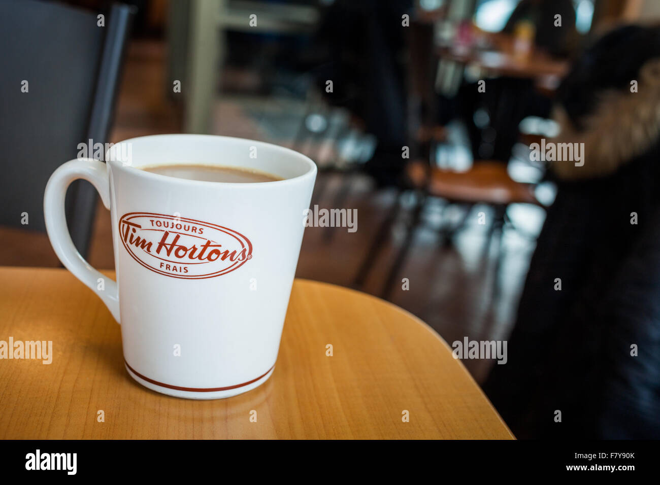 30. November 2015, Montreal, Kanada. Frische französische Kaffeetasse auf  dem Tisch in einem Zeit-Hortons-Restaurant am Morgen mit Co Stockfotografie  - Alamy