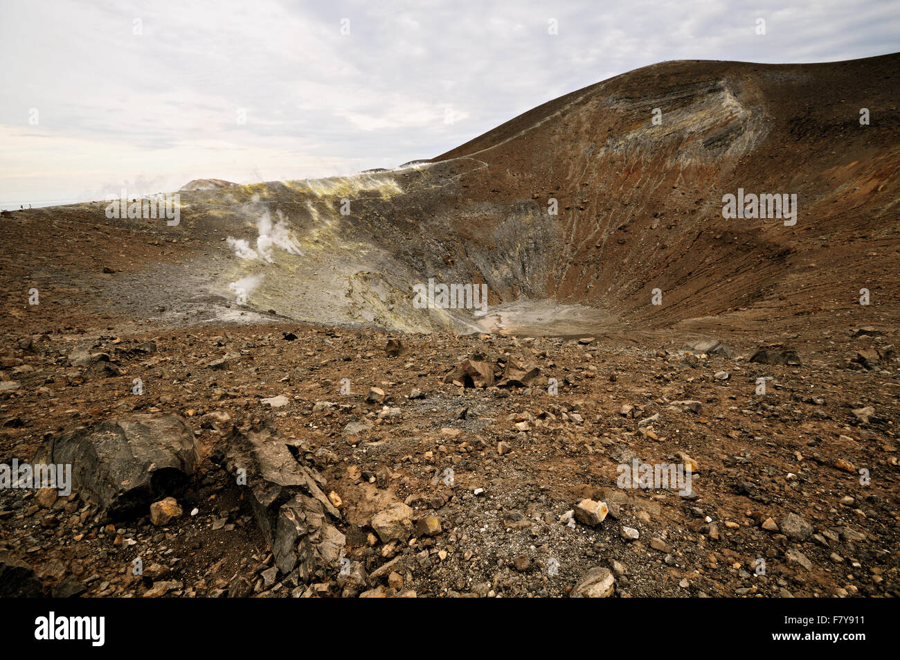Fumarolen am Gran Crater, der aktiven Krater von Vulcano, Äolischen Inseln, Sizilien, Italien Stockfoto