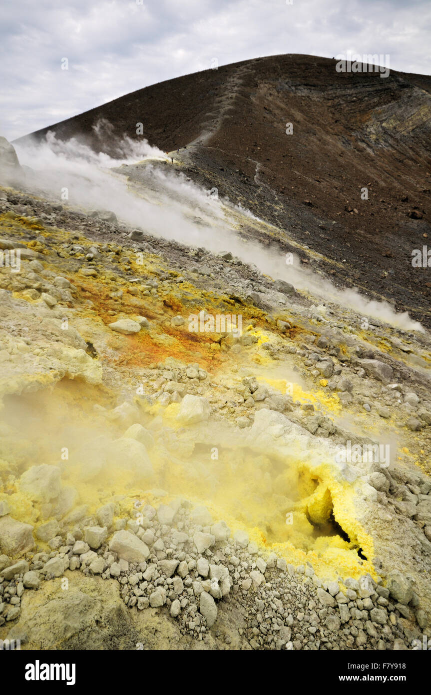 Schwefelsäure Fumarolen im aktiven Krater (Gran Cratere) von Vulcano, Äolischen Inseln, Sizilien, Italien Stockfoto