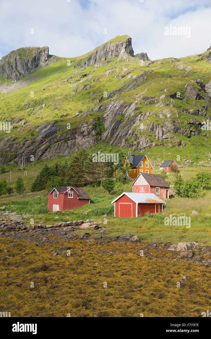 Die kleine Gemeinde Vindstad an der Spitze des Reinfjord ist der Anfang des Weges zum Strand Bunes auf den westlichen Inseln der Lofoten Stockfoto