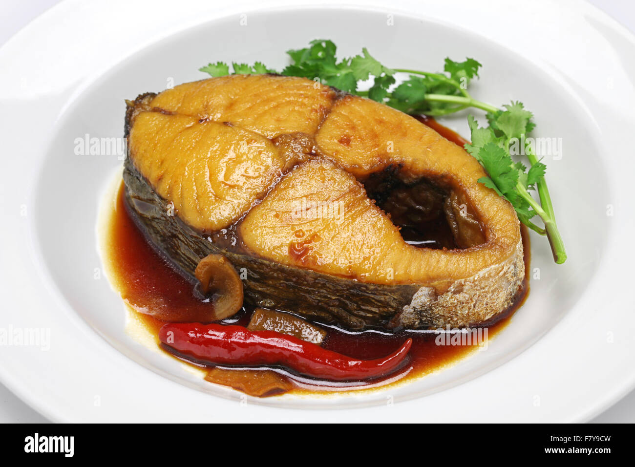 ca do Kho, Königsmakrele geschmort in karamellisierter Soße, vietnamesische Küche Stockfoto
