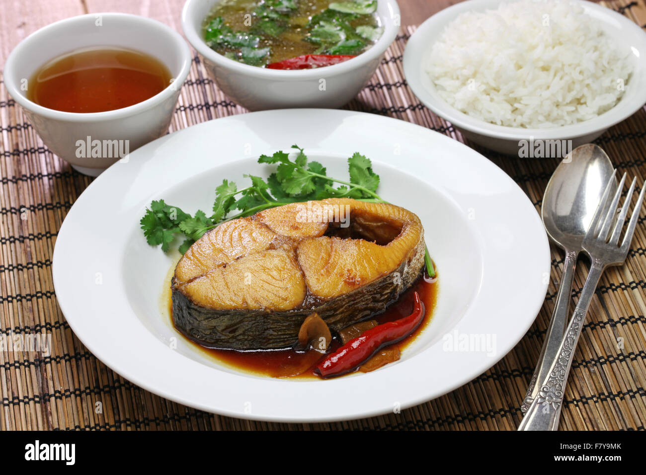 com-ca do Kho, Reis mit Königsmakrele geschmort in karamellisierter Soße, vietnamesische Küche Stockfoto