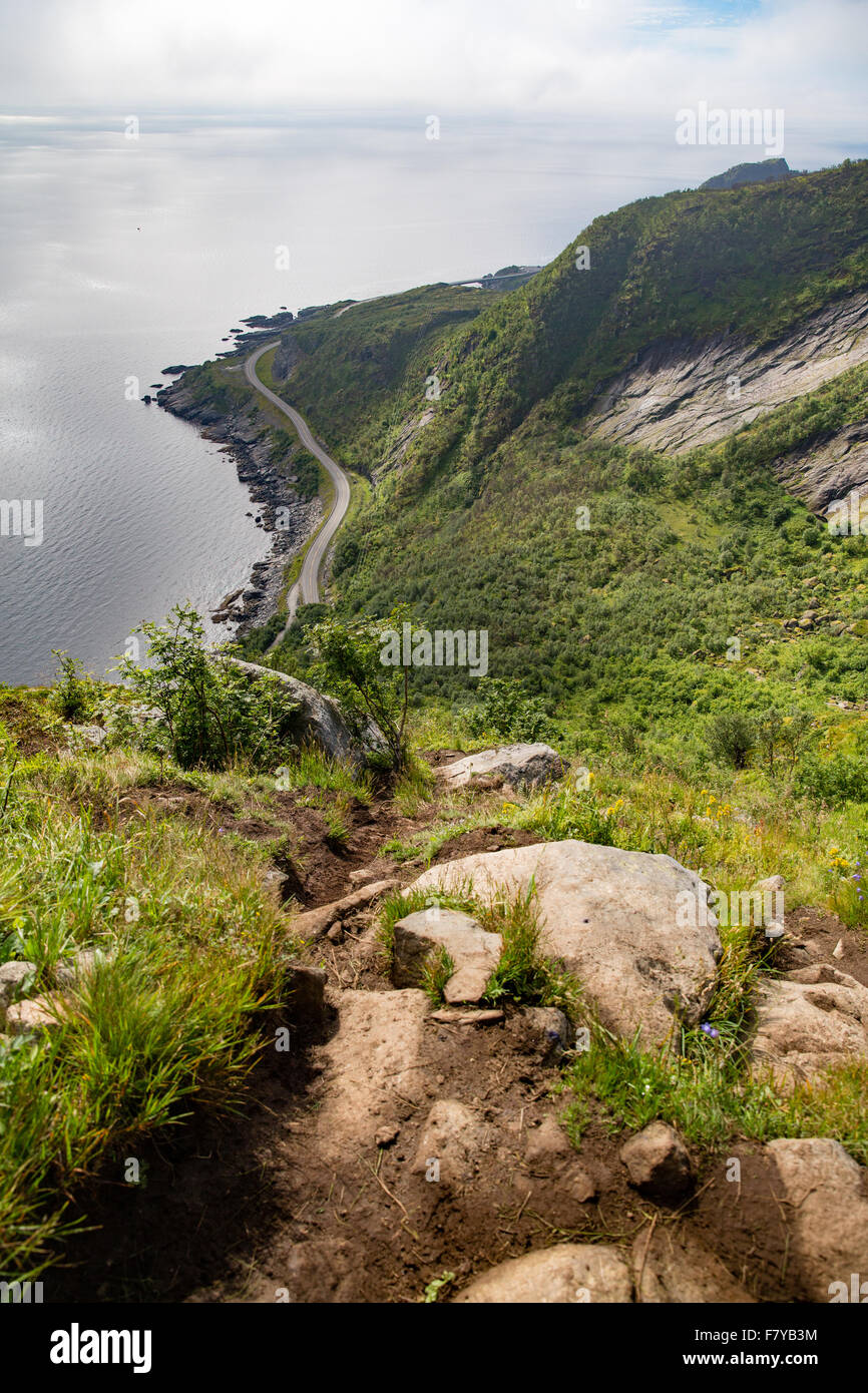 Blick vom Aufstieg zum Reinebringen in norwegischen Lofoten Inseln im Rückblick nach Moskenes und der E10-Autobahn Stockfoto