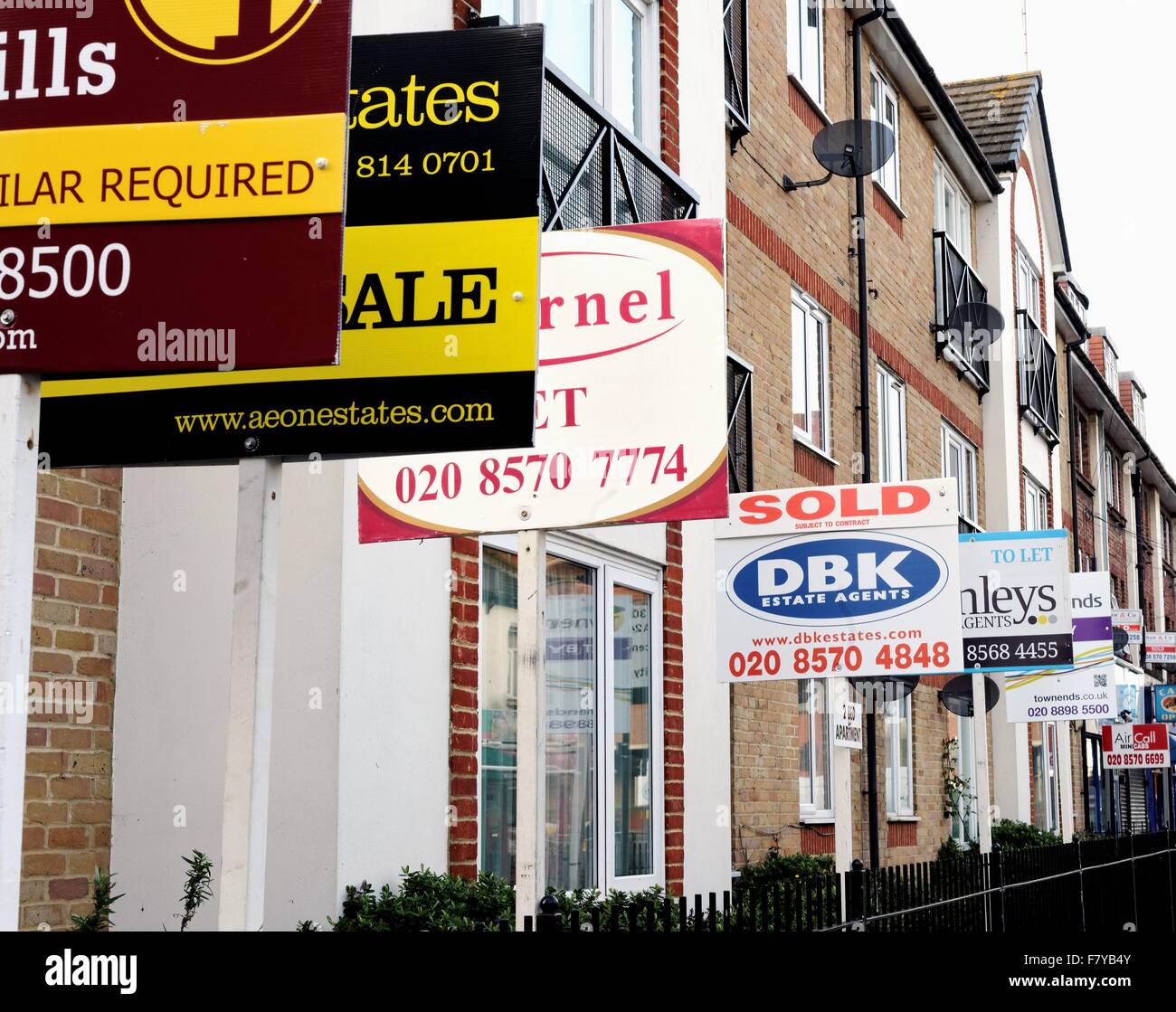 Immobilienmakler-Boards auf Wohnungen in Hounslow West London Stockfoto