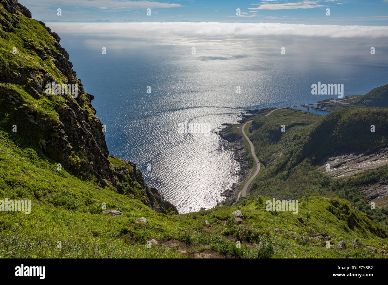 Blick vom Aufstieg zum Reinebringen in norwegischen Lofoten Inseln im Rückblick nach Moskenes und der E10-Autobahn Stockfoto