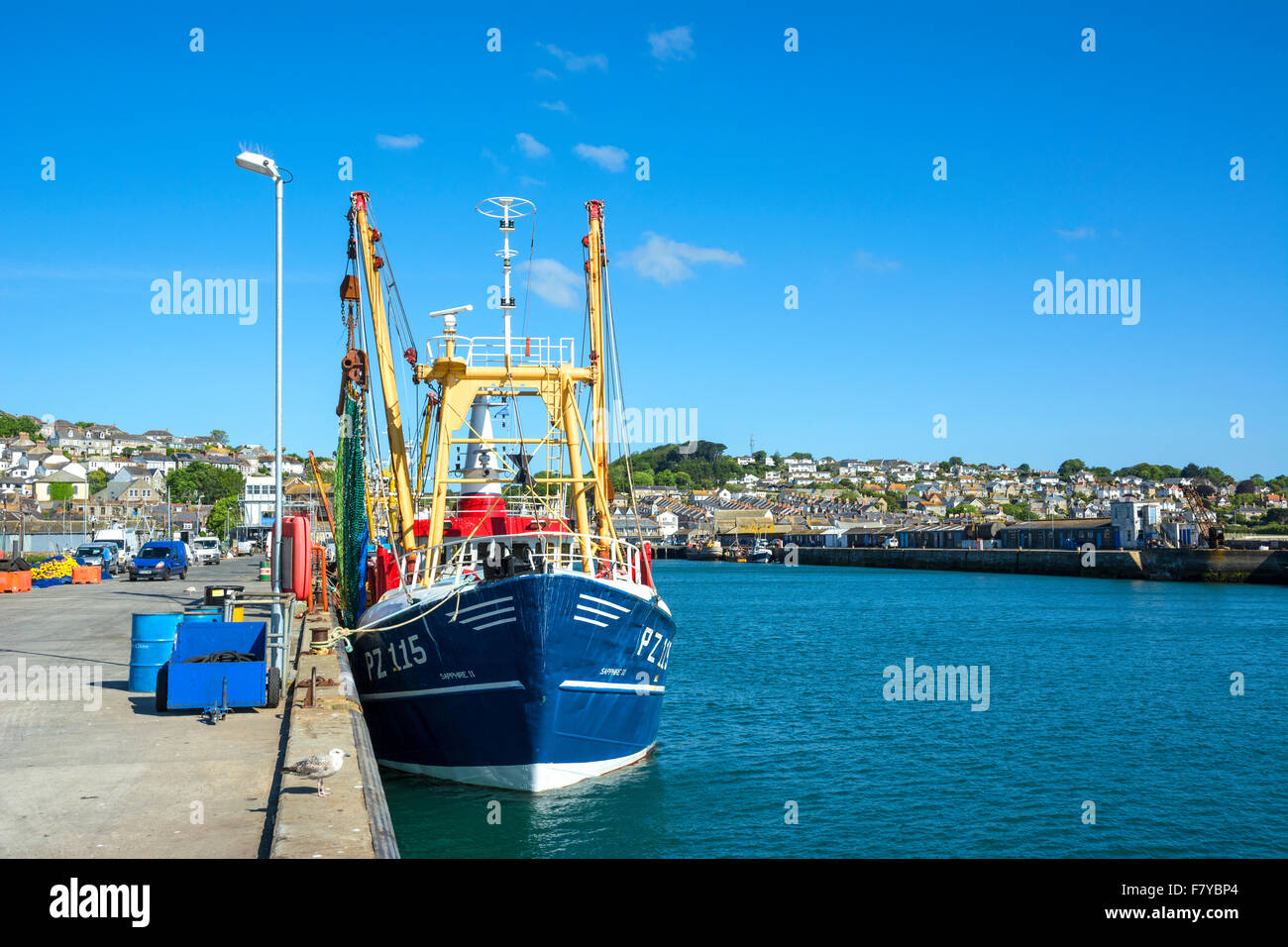 Ein Trawler vor Anker im Hafen von Newlyn, Cornwall, UK Stockfoto