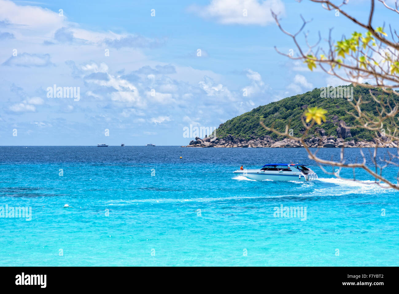 Wunderschöne Landschaft des blauen Meeres und Geschwindigkeit Boot unter Touristen Reisen nach Insel Koh Miang unter dem Sommerhimmel für Hintergrund Stockfoto