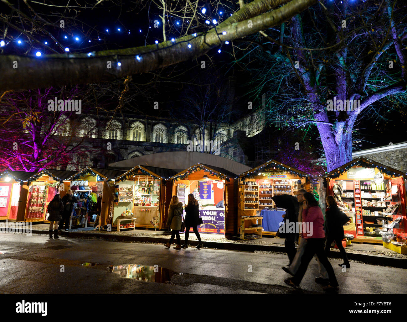 Weihnachtsmarkt Winchester, Hampshire, UK. Stände der jährliche Weihnachtsmarkt Leuchten auf dem Gelände der Winchester Cathedral: 2 Stockfoto