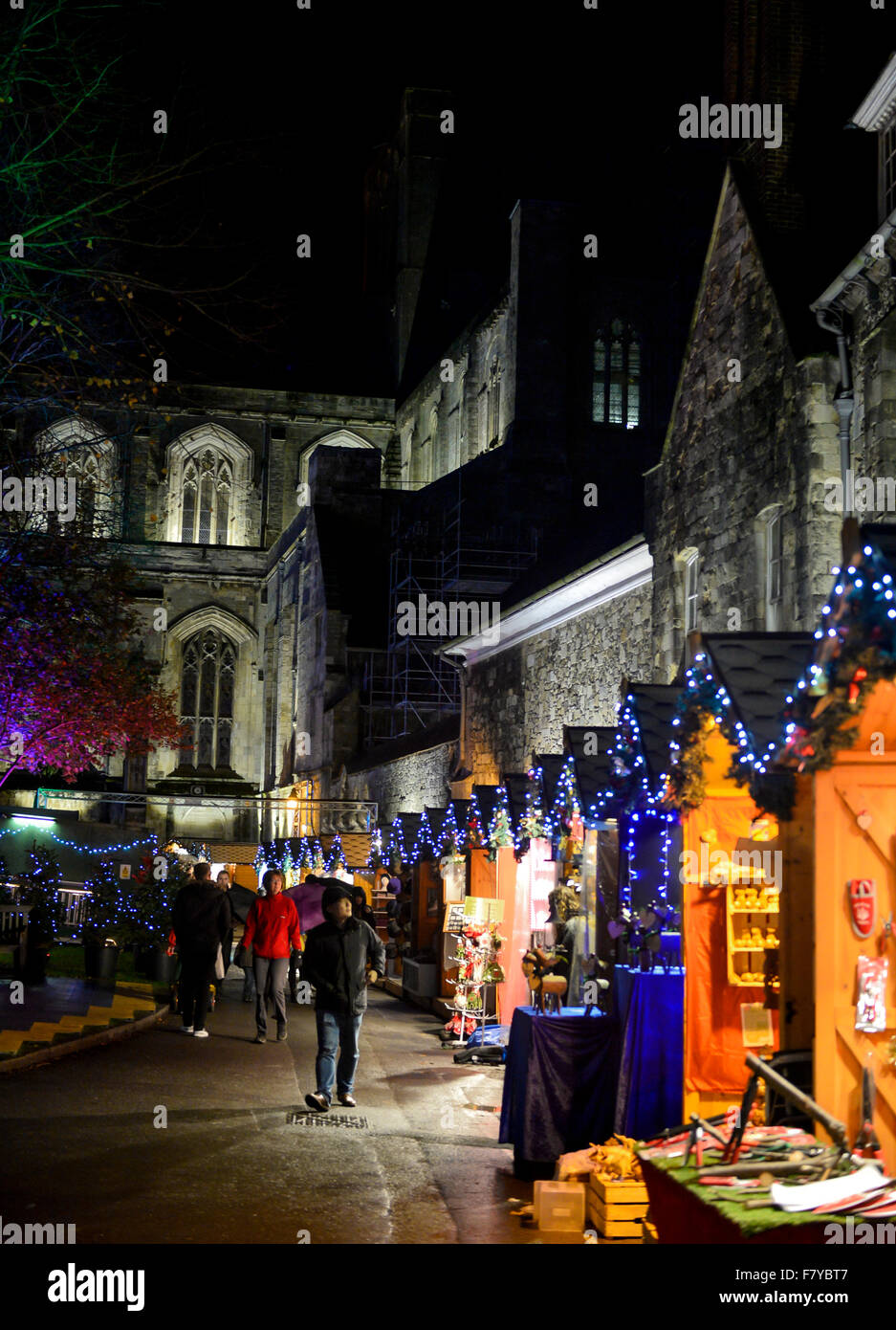 Weihnachtsmarkt Winchester, Hampshire, UK. Stände der jährliche Weihnachtsmarkt Leuchten auf dem Gelände der Winchester Cathedral: 2 Stockfoto
