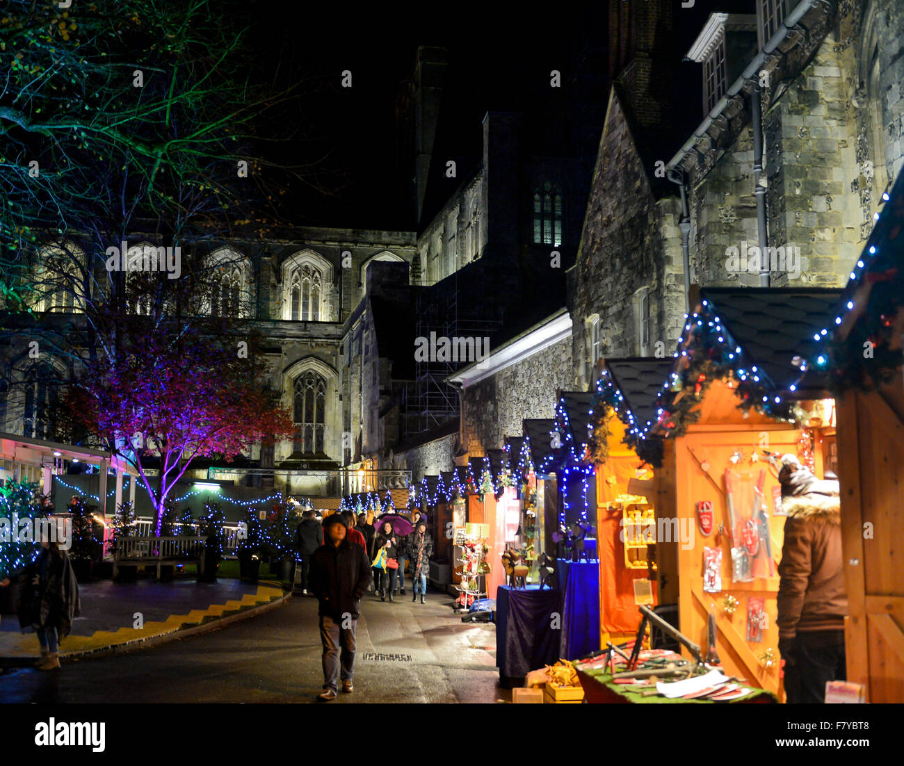 Weihnachtsmarkt Winchester, Hampshire, UK. Stände der jährliche Weihnachtsmarkt Leuchten auf dem Gelände der Winchester Cathedral: 2 Stockfoto