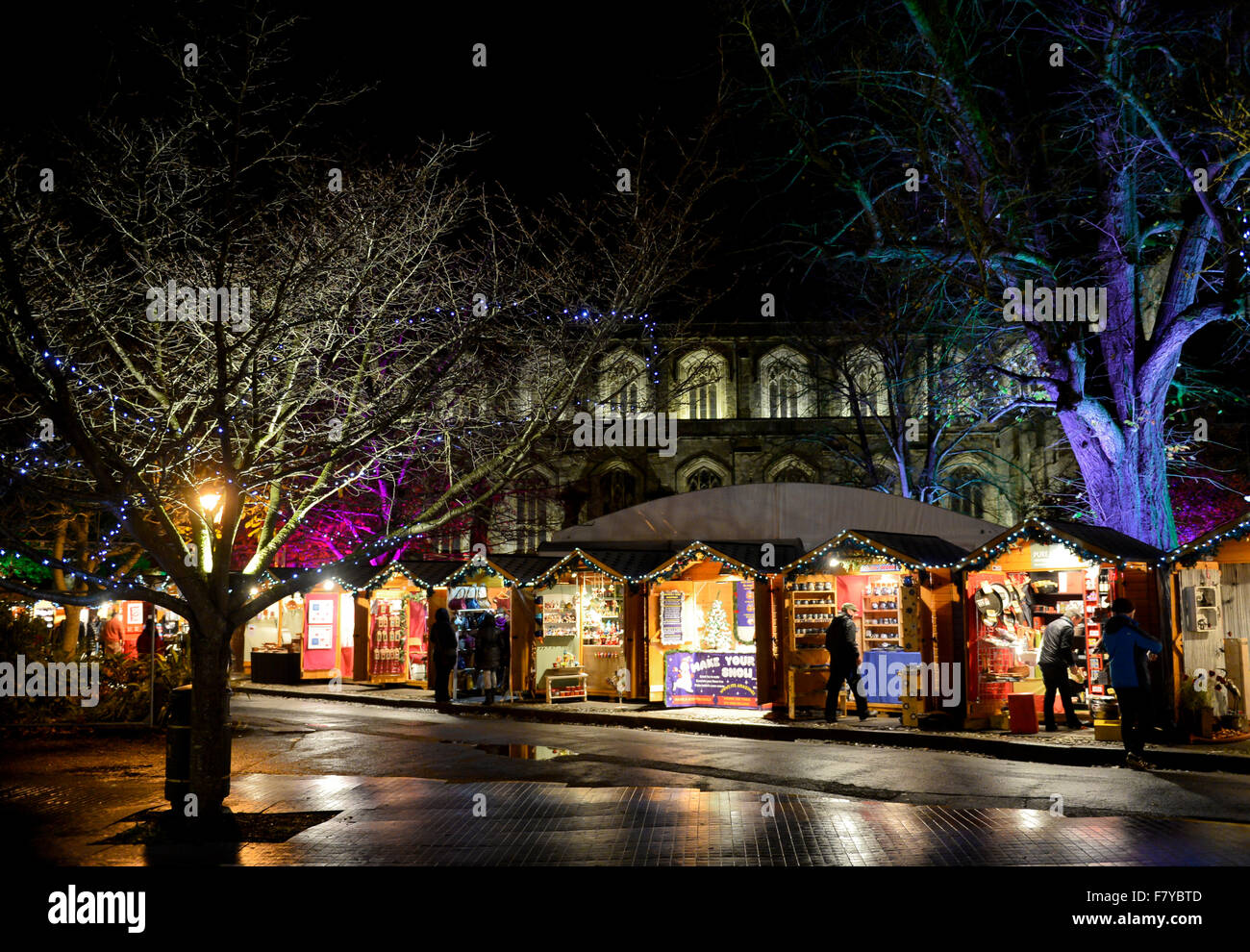 Weihnachtsmarkt Winchester, Hampshire, UK. Stände der jährliche Weihnachtsmarkt Leuchten auf dem Gelände der Winchester Cathedral: 2 Stockfoto