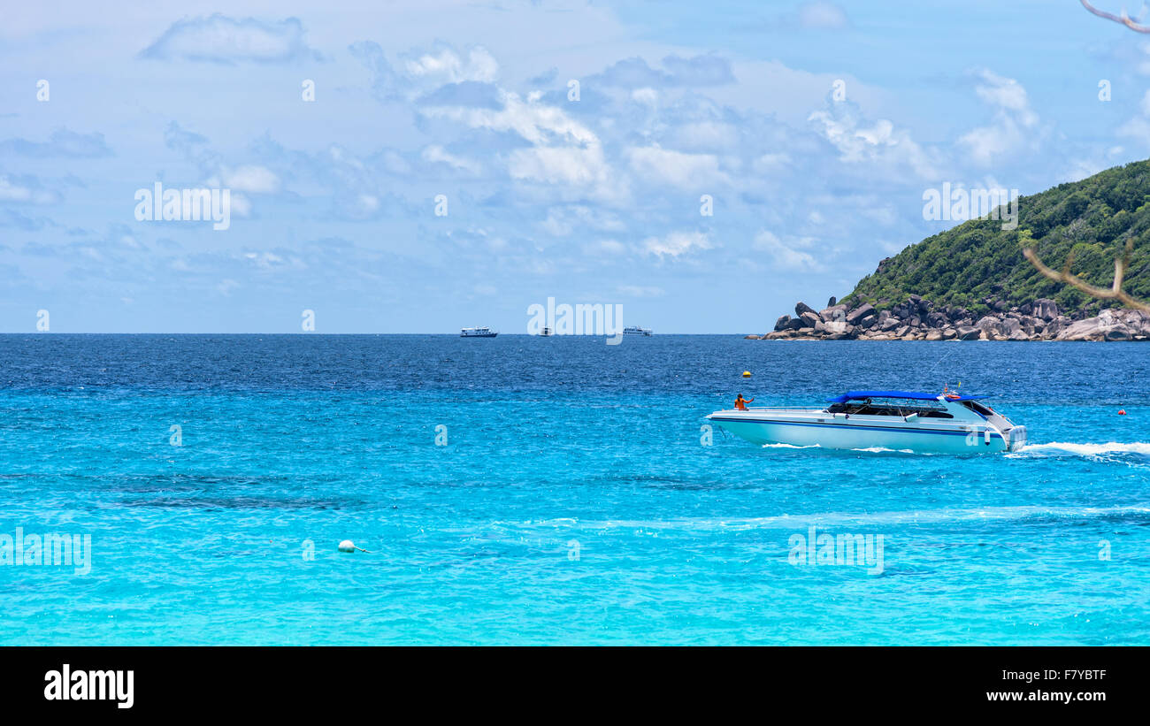 Weiße Speed-Boot wurde auf das blaue Meer vor Koh Miang Island unter dem Sommerhimmel Oberfläche und schön langsam ausgeführt. Stockfoto