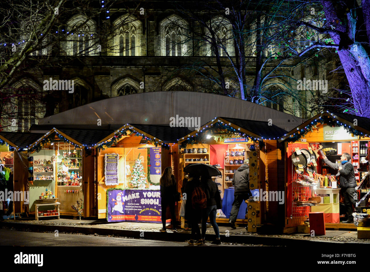 Weihnachtsmarkt Winchester, Hampshire, UK. Stände der jährliche Weihnachtsmarkt Leuchten auf dem Gelände der Winchester Cathedral: 2 Stockfoto