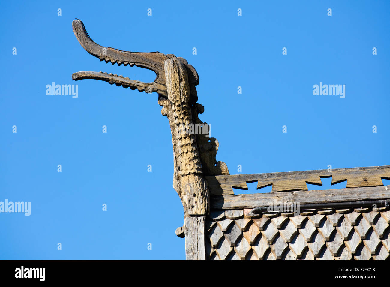 Drachenkopf Figur an der Traufe der Stabkirche von Lom in Oppland Mittelnorwegen Stockfoto