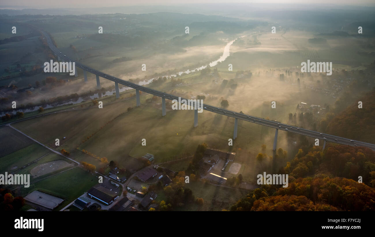 Ruhr-Viadukt über Ruhr, Bundesautobahn A52, Sunrise und Nebel im Herbst, Mülheim, Mintard, Ruhrgebiet, Nordrhein-Westfalen Stockfoto