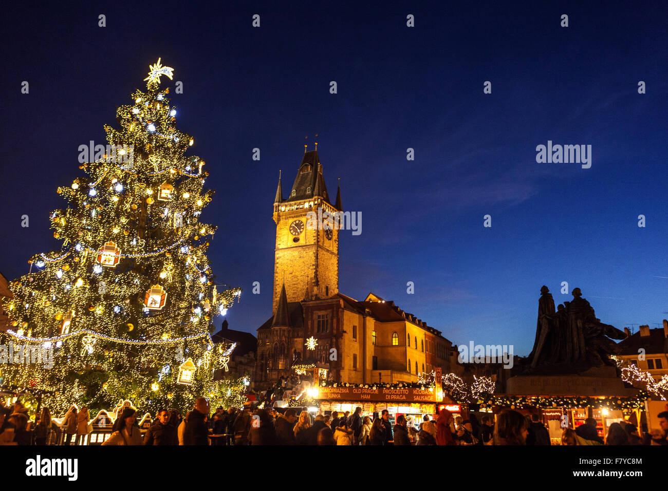 Prager Weihnachtsmarkt Altstädter Ring, Rathausturm, Weihnachtsmarktbaum, Prag, Tschechische Republik Europahauptstadt Stockfoto