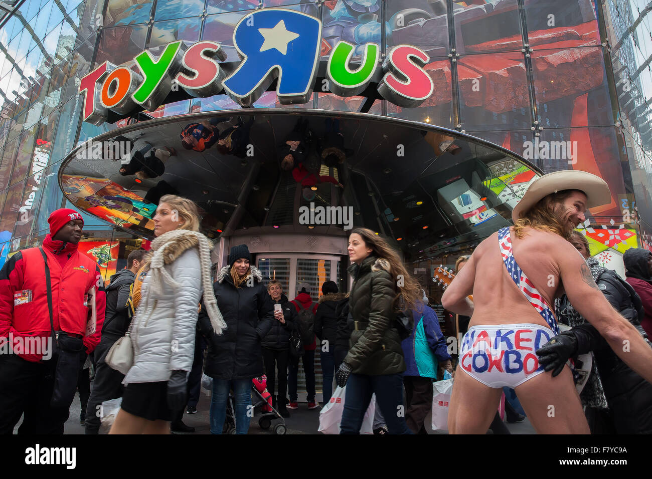 New York, USA. 3. Dezember 2015. Die Weihnachtszeit beginnt in New York City. 83. Rockefeller Center Weihnachtsbaum war sicher unter Bedenken des Terrorisim beleuchtet. Shopper sind damit beschäftigt, am Times Square in Geschäften wie Toys R Us Wich in drei Wochen wegen einer Mieterhöhung zu schließen. Weihnachten in New York City ist immer noch eine besondere Zeit für viele New Yorker und für Menschen aus der ganzen Welt auch mit den Anliegen der Paris Terroranschläge wiederholt sich in Manhattan. Bildnachweis: Scott Houston/Alamy Live-Nachrichten Stockfoto