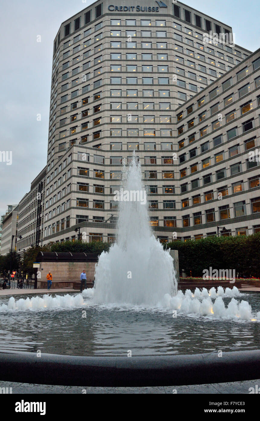 Bank dominiert einen Brunnen in das finanzielle Zentrum der Canary Wharf, London Stockfoto
