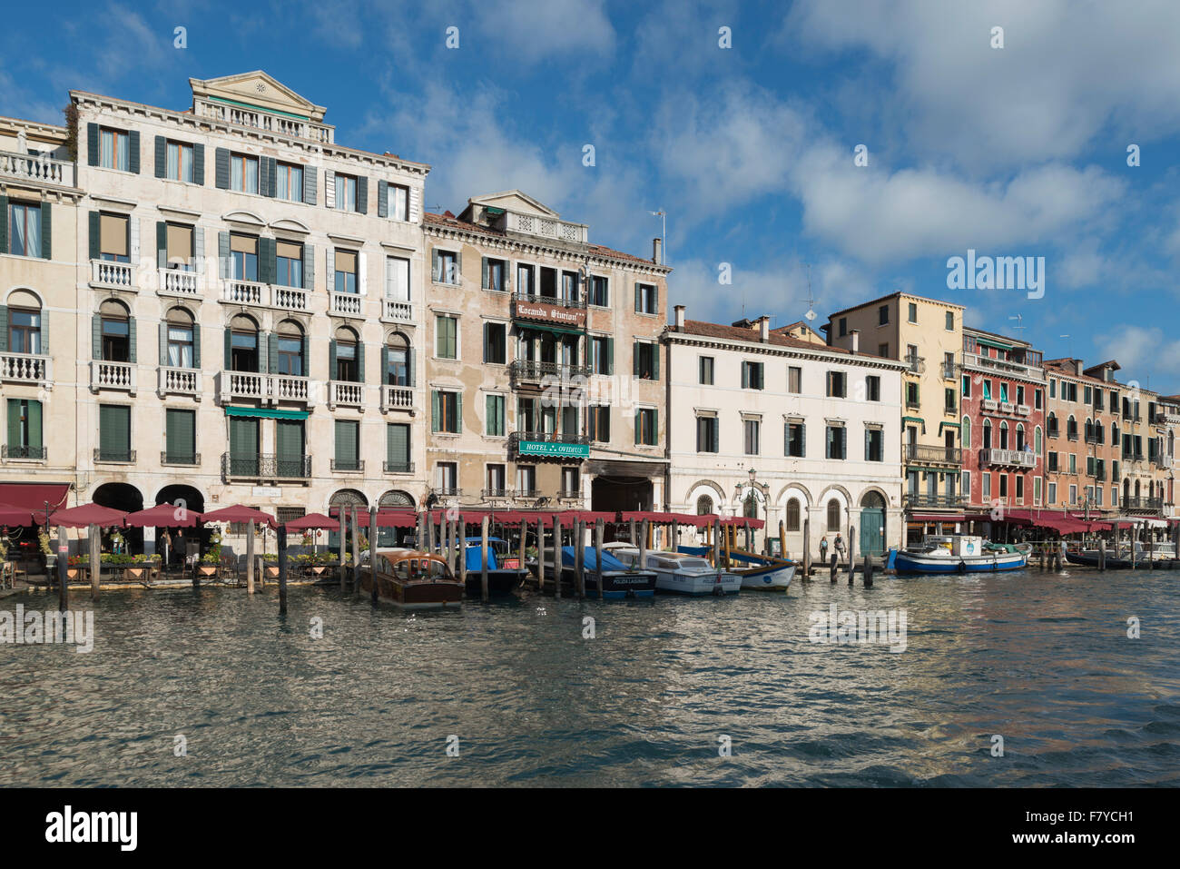 Fondamenta del Vin, Hotel Ovidius Häuserzeile von der Rialto-Brücke, Canale Grande, Cannaregio, Venedig, Veneto, Italien Stockfoto