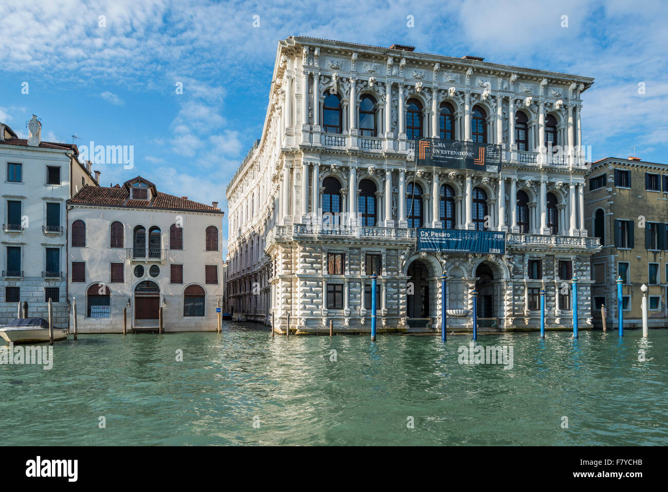 Palazzo Ca ' Pesaro, geschwungene Seitenfassade, Rio Delle Du Torri, Galerie für moderne Kunst und Museum für orientalische Kunst, Canale Grande Stockfoto