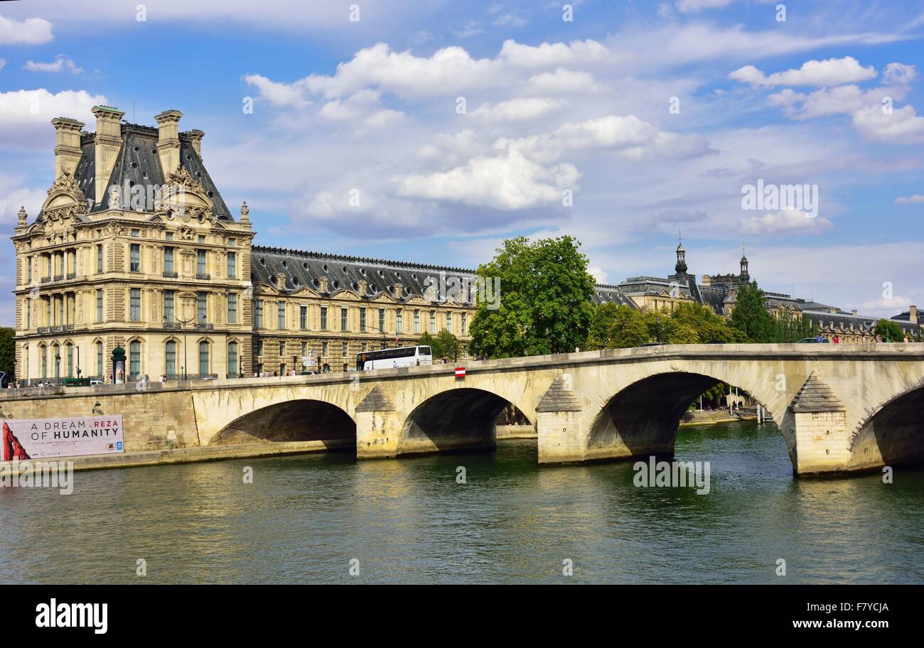 Louvre mit Brücke Le Pont Royale über Seine, Paris, Île-de-France, Frankreich Stockfoto