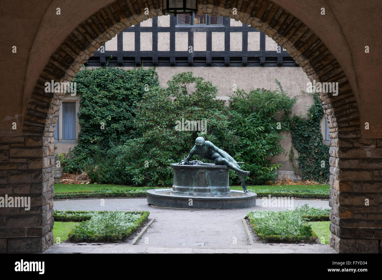 Ein Garten im Innenhof im Schloss Cecilienhof, Potsdam, Deutschland Stockfoto