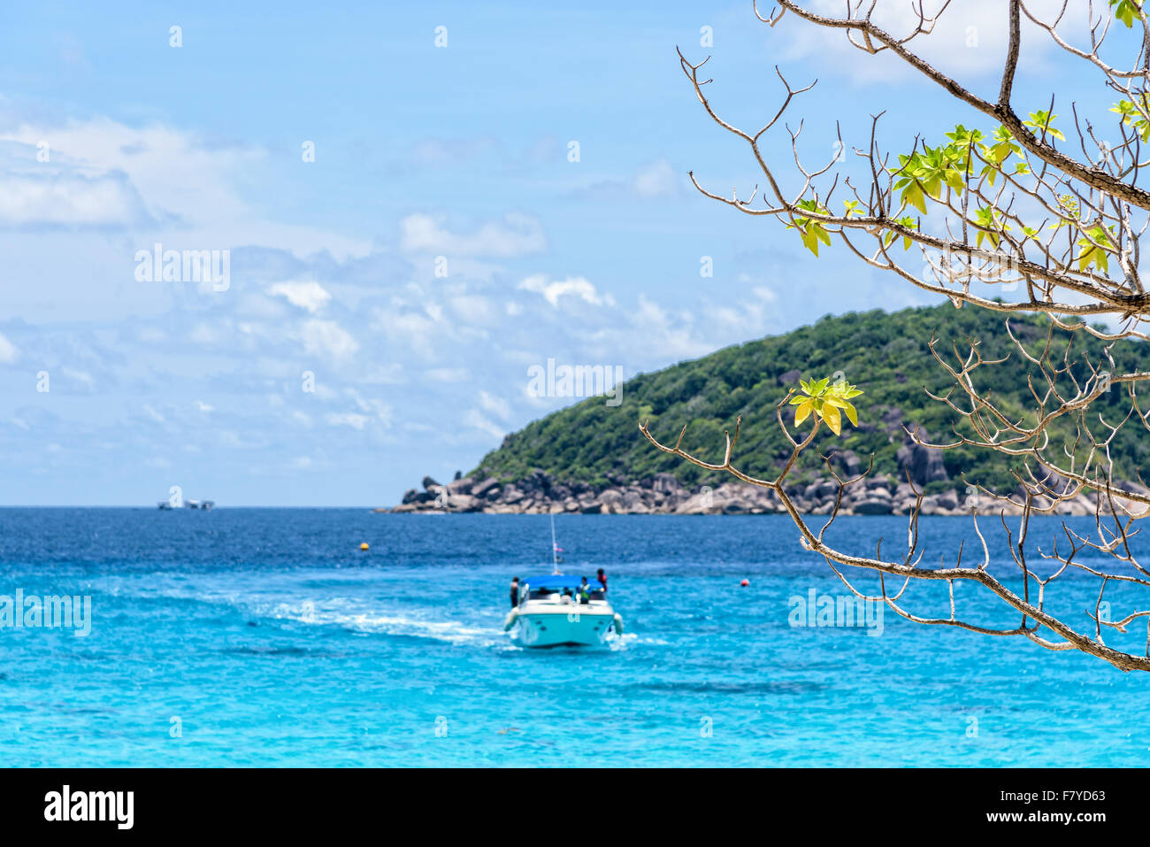 Wunderschöne Landschaft des blauen Meeres und Geschwindigkeit Boot unter Touristen Reisen nach Insel Koh Miang unter dem Sommerhimmel für Hintergrund Stockfoto