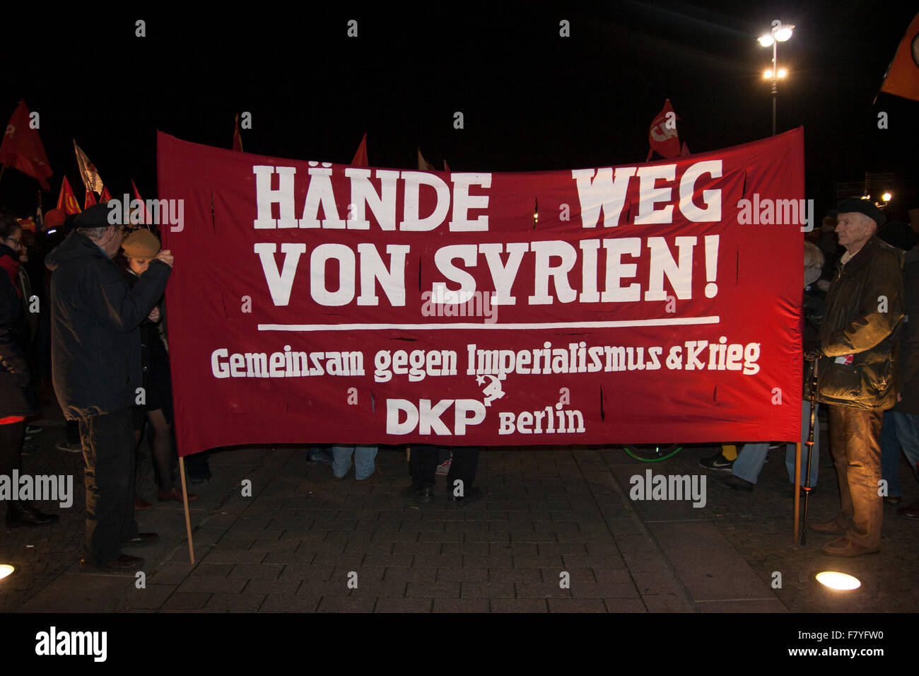 Berlin, Deutschland. 3. Dezember 2015. Demonstration gegen deutsche militärische Intervention in Syrien. "Hände weg von Syrien - gemeinsam gegen Imperialismus und Krieg" Stockfoto