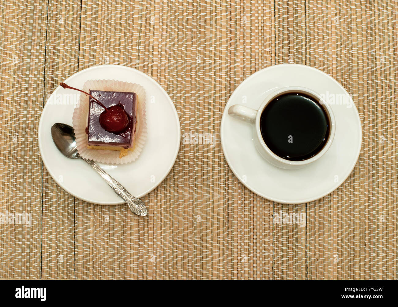 Kuchen mit Kirschen und schwarzen Kaffee in einer Tasse Stockfoto