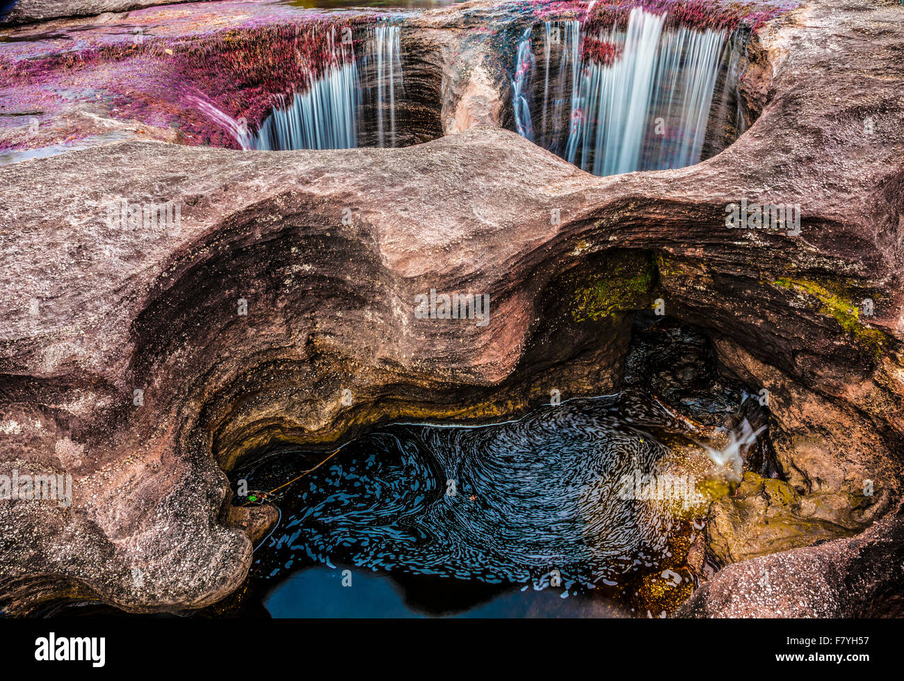 Wasserfall und pflanzlichen Farben im Cano Cristales, Kolumbien Unterwasser Pflanzen (Macarenia Clarigera) endemisch auf kleinen Bach und Umgebung, Stockfoto