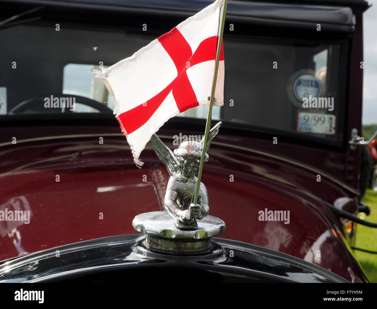 St George Flagge von England auf Motorhaube Kastanienbraun Essex Super 6 Oldtimer fliegen Stockfoto