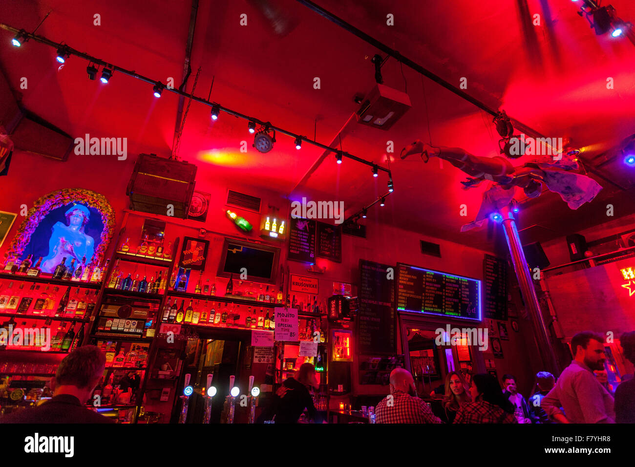 Chapeau Rouge bar Nachtclub, Prag Pub in der Nähe von Old Town Square. In Prag in der Tschechischen Republik Stockfoto