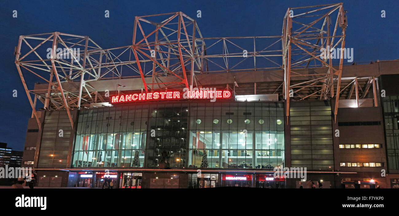 Old Trafford, Heimat des MUFC, Manchester United, bei Dämmerung, England, UK (East Stand) Stockfoto