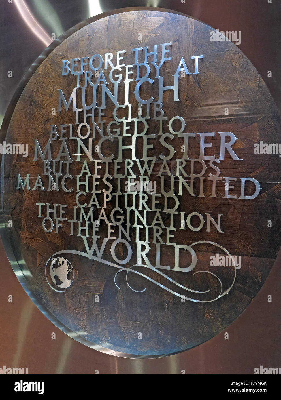 MUFC, München-Denkmal, Old Trafford, Manchester United, England, UK. "Vor der Tragödie in München gehörte der Verein Manchester" Stockfoto