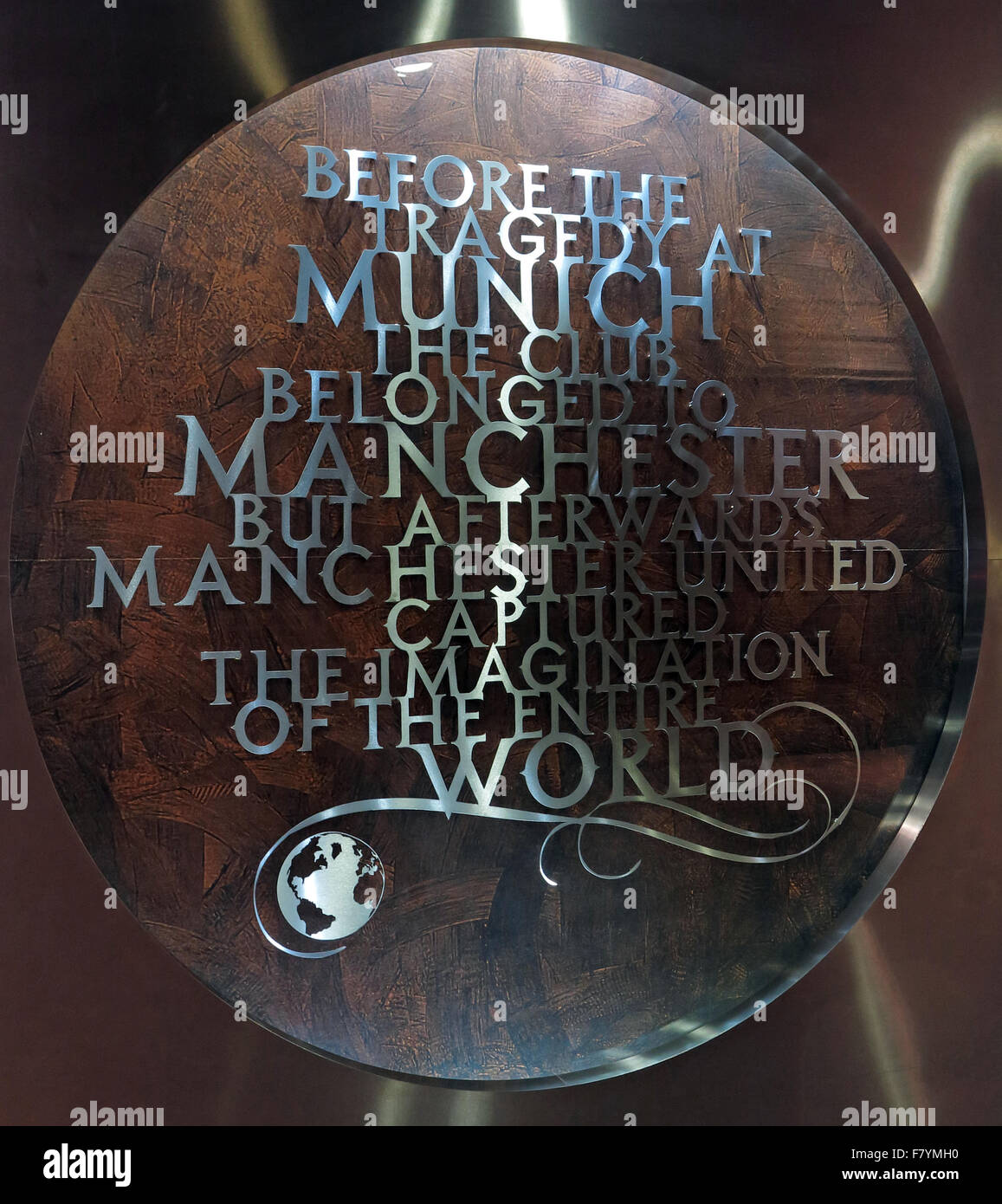 MUFC, München-Denkmal, Old Trafford, Manchester United, England, UK. "Vor der Tragödie in München gehörte der Verein Manchester" Stockfoto