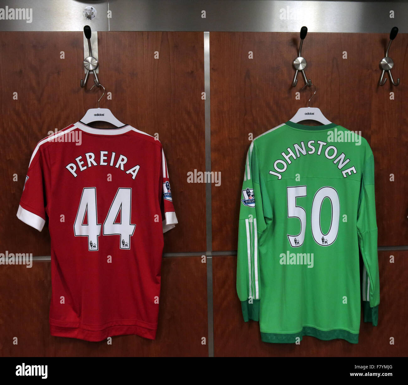 Pereira & Johnstone-Spieler-Shirts in MUFC Ankleidezimmer, Old Trafford, Manchester, England Stockfoto