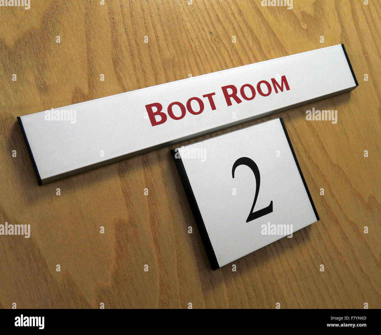 Manchester United Boot Room Door, Old Trafford, Stretford, England, Großbritannien – Wer verdient den Stiefel nach den letzten Niederlagen und Ereignissen? Stockfoto