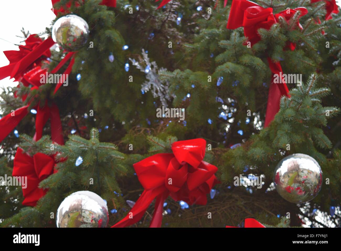 Weihnachtsbaum mit Ornamenten Stockfoto
