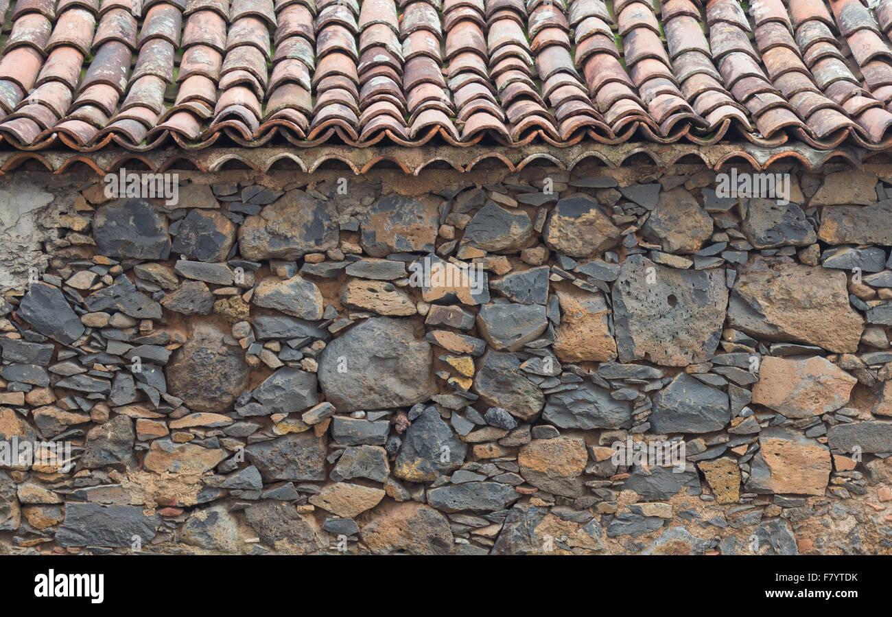 ländliche Gebäude außen, natürliche Steinmauer mit alte Dachziegel, Hintergrund mit Textfreiraum Stockfoto ländliche Gebäude außen, natürliche Steinmauer mit alte Dachziegel, Hintergrund mit Textfreiraum Stockfoto