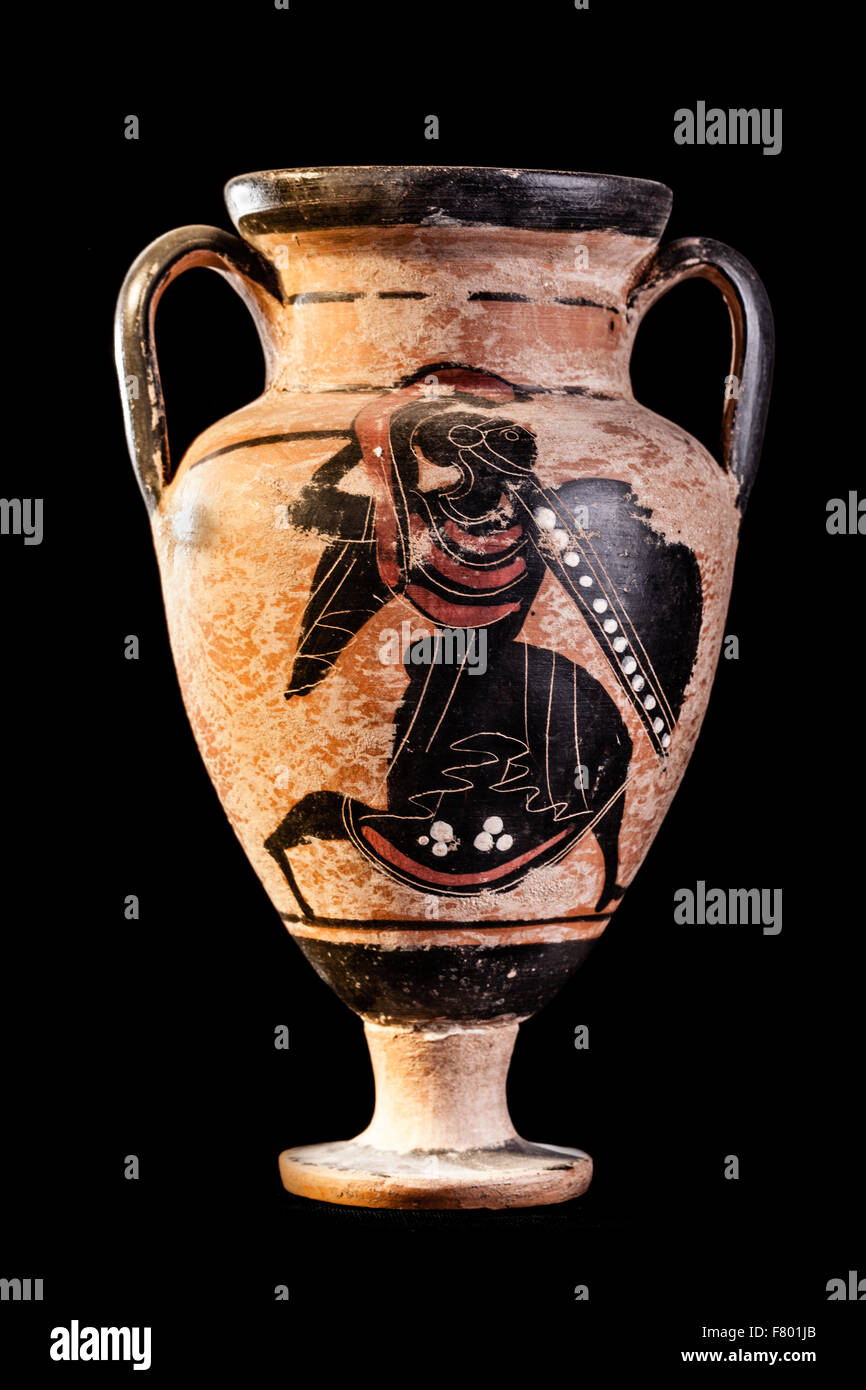Apulische schwarze Figur Keramik antiken Canosinische Glocke Krater oder Peliken auf schwarzem Hintergrund isoliert Stockfoto