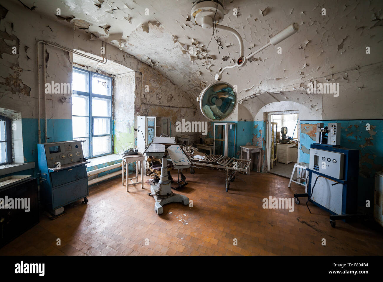 Seltsame OP-Saal im verlassenen Gefängnis in Tallinn Stockfoto