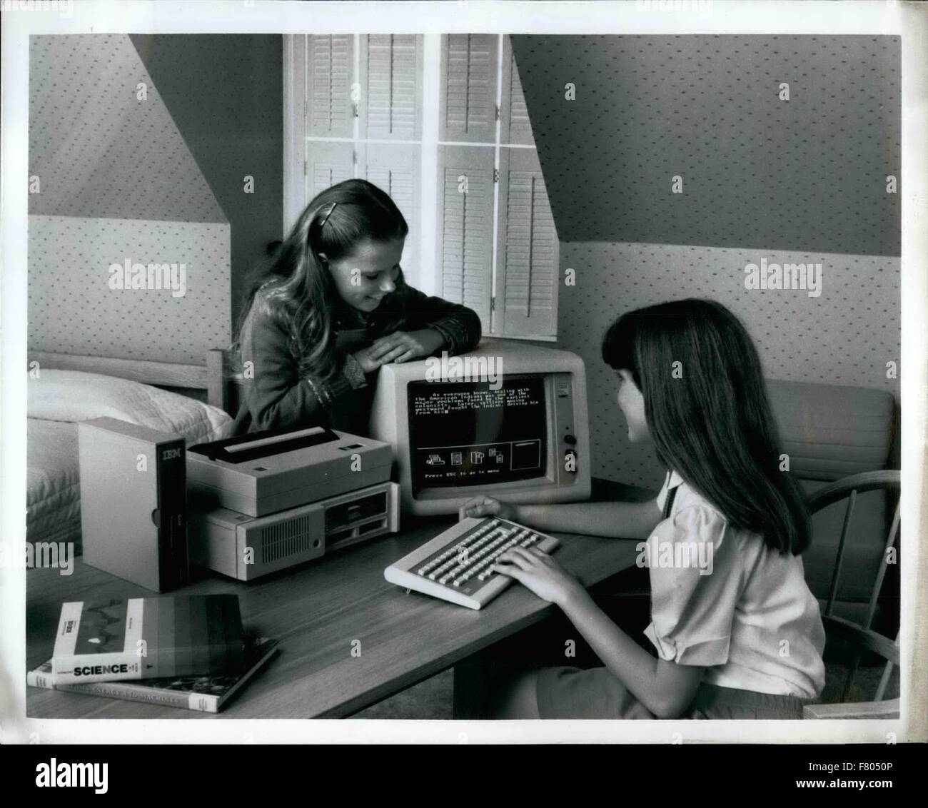 1981 - die IBM PCjr Enhanced-Modell, das ein Slimline Diskettenlaufwerk, 62-Schlüssel Infrarot-Tastatur und 131,072 Zeichen der Benutzerspeicher enthält, kann mit den neuen IBM PC kompakte Drucker für eine Vielzahl von Anwendungen zu Hause oder im Unterricht verwendet werden. Zum Beispiel mit der neuen easy-to-Use Hause Wort Textverarbeitungs-Programm können Studenten PCjr zu erstellen, überarbeiten und Briefe, Schulzeugnisse, Essays und Notizen zu speichern. © Keystone Bilder USA/ZUMAPRESS.com/Alamy Live-Nachrichten Stockfoto